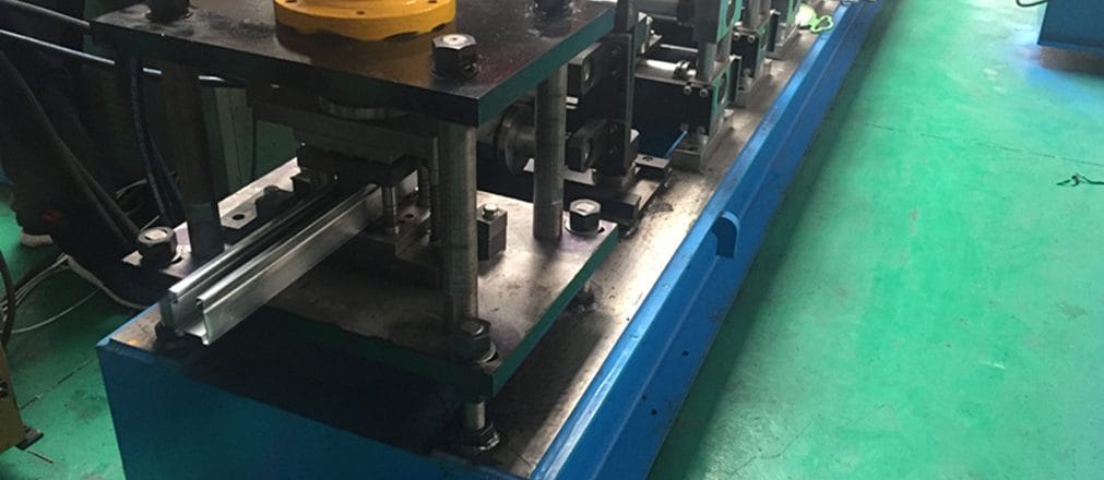 máquina formadora de rodillos para rieles de puertas