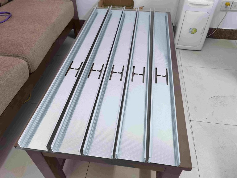 Produto metálico laminado a frio de alta qualidade - Exemplo de chapa de aço galvanizado para telhado ou perfil de construção produzido por nossa máquina.