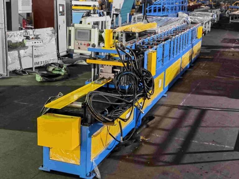 Cortadora e puncionadeira hidráulica de alta velocidade - Unidade integrada de corte e puncionamento para perfis de aço laminados.