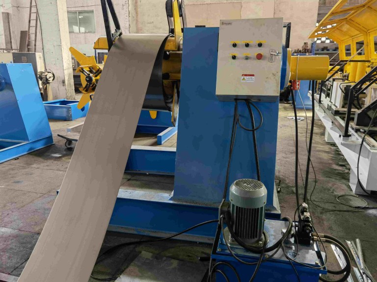 Desbobinador hidráulico Beli RollForming de 5 toneladas - Máquina desbobinadora motorizada de alta resistência para alimentação de bobinas de aço.