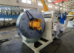 Desbobinador e nivelador para máquina de perfilagem de terças Z