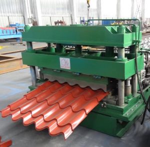 Punch and cutting device of tile roll forming machine