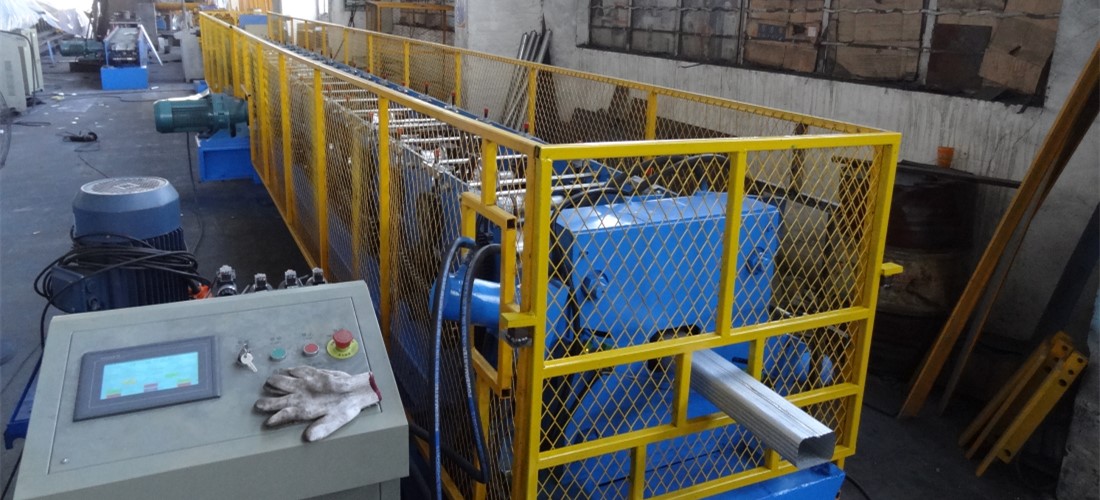 ماكينة تشكيل أنابيب تصريف مياه الأمطار والمزاريب باللفائف 1 آلة تشكيل الأنابيب السفلية