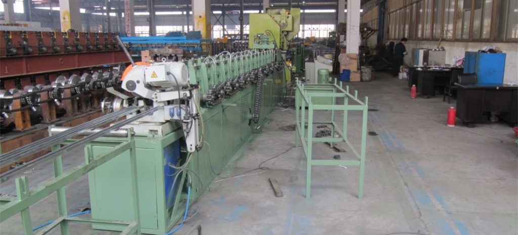 Línea de máquinas formadoras de rodillos de puntal en C