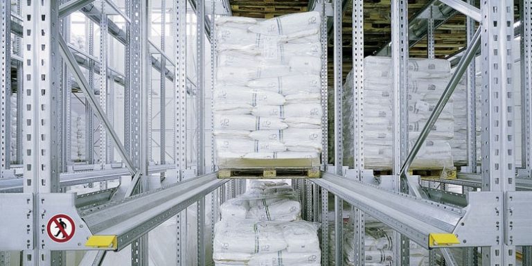 memandu dalam rak palet