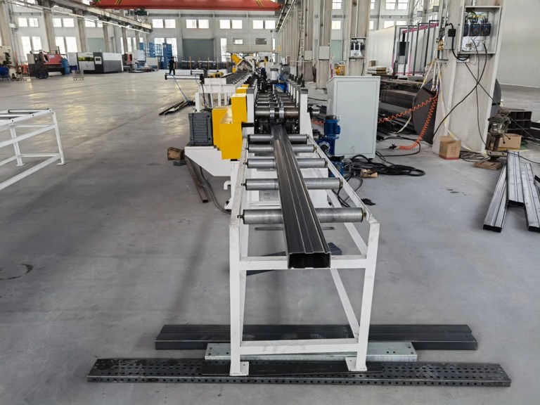 Máquina de conformação de perfis de vigas horizontais para estantes de armazenamento