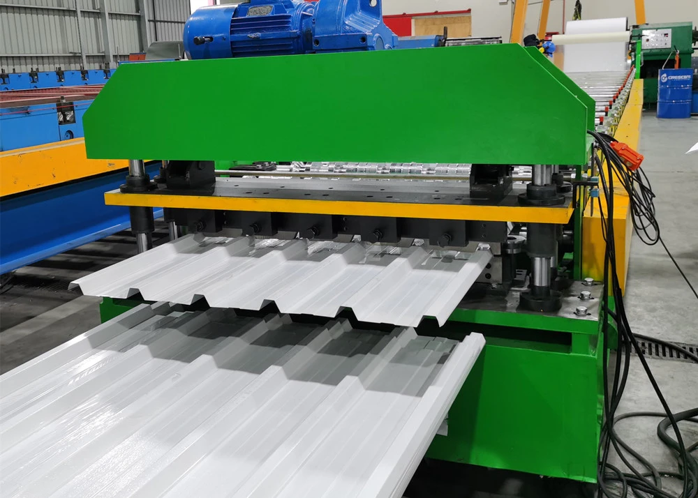 Máquina de perfilagem para revestimento de telhados e paredes com nervuras trapezoidais