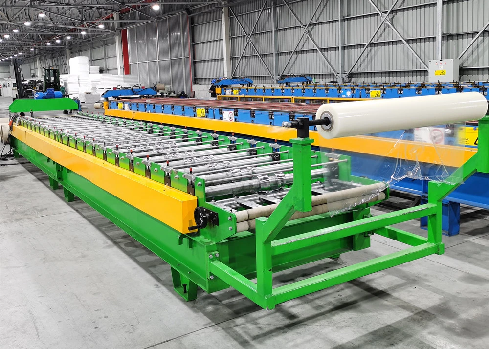Máquina de perfilagem para revestimento de telhados e paredes com nervuras trapezoidais