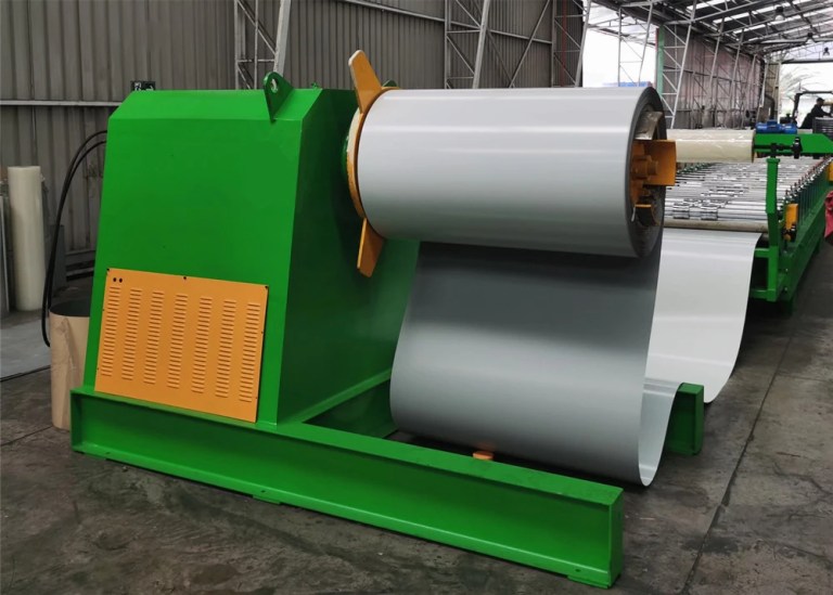 Máquina de perfilagem para revestimento de telhados e paredes com nervuras trapezoidais