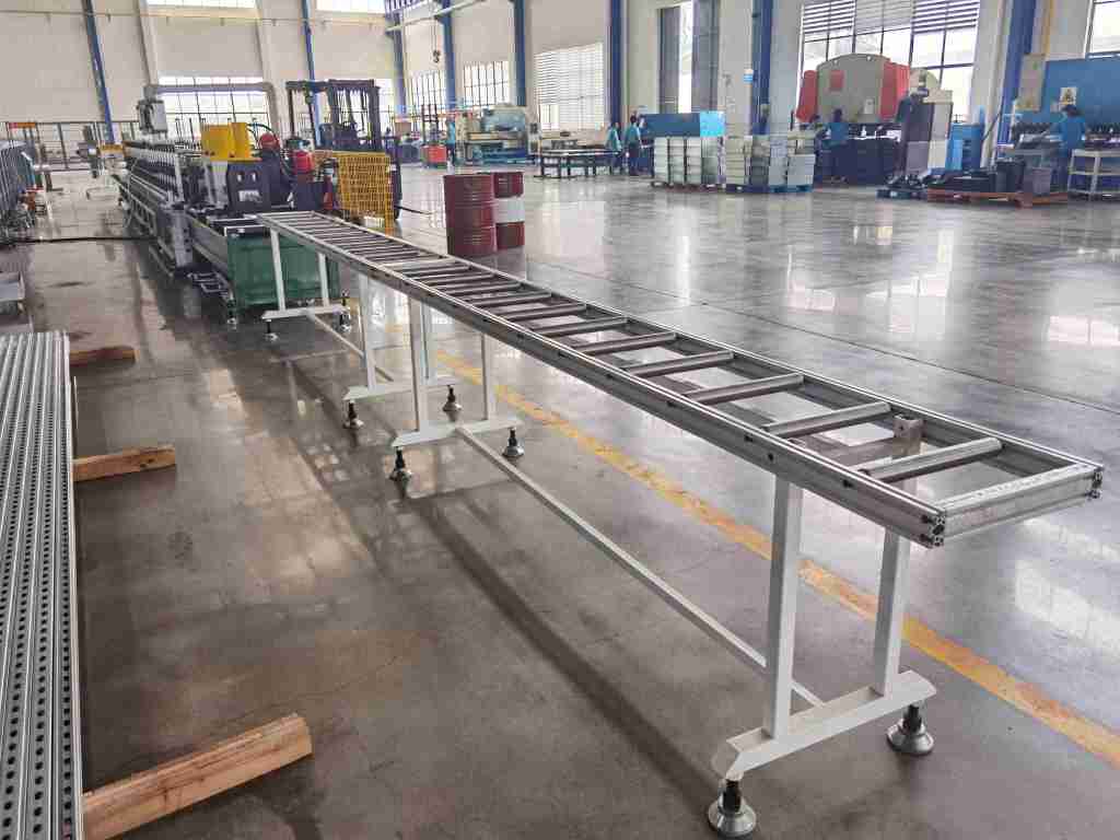 Усовершенствованный вальцовочный станок для профилей с высокоскоростной штамповкой и автоматической укладкой.