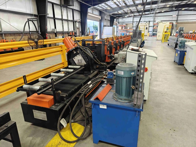 Flying hydraulic cutting system for upright rack roll forming machine