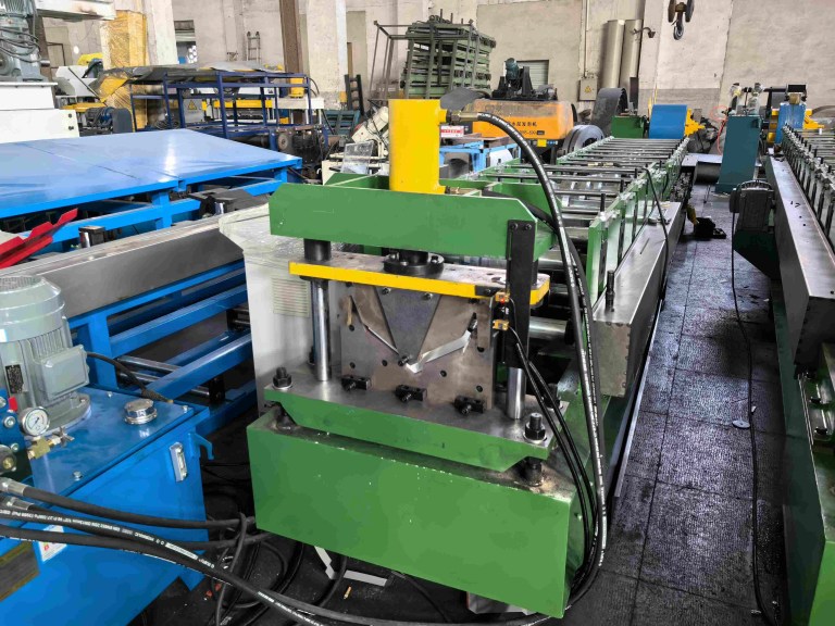 Máquina de perfilagem de cumeeiras metálicas de alta resistência com sistemas automatizados de alimentação e corte para aplicações em telhados metálicos.