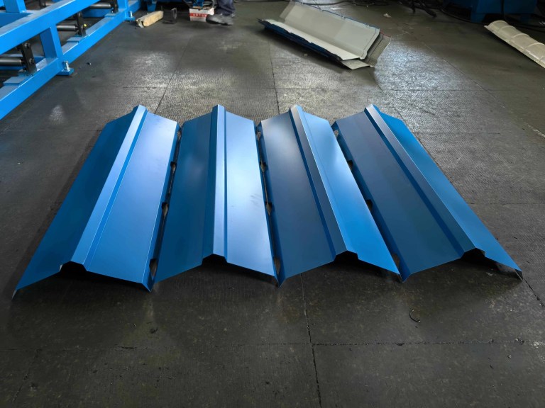 Amostra de cumeeira metálica ondulada com bordas lisas e revestimento durável, projetada para proteção do topo do telhado metálico.