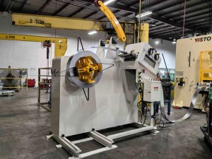 Strut channel roll forming machine uncoiler and sheet metal leveler prepares raw material coil