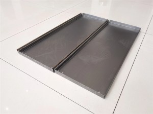 Pilha de postes de prateleira de metal com acabamento de corte de precisão, mostrando o perfil uniforme e os furos contínuos.