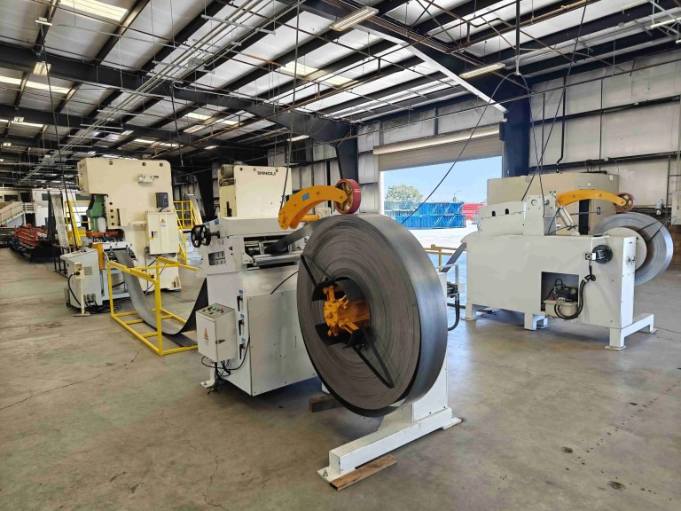 Heavy duty uncoiler and leveler of upright rack roll forming machine