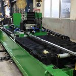 خط إنتاج كامل آلي لتركيب هياكل الألواح الكهروضوئية مزود بنظام تشخيص عن بعد بتقنية الجيل الخامس (5G) ونظام تغيير الكاسيت.