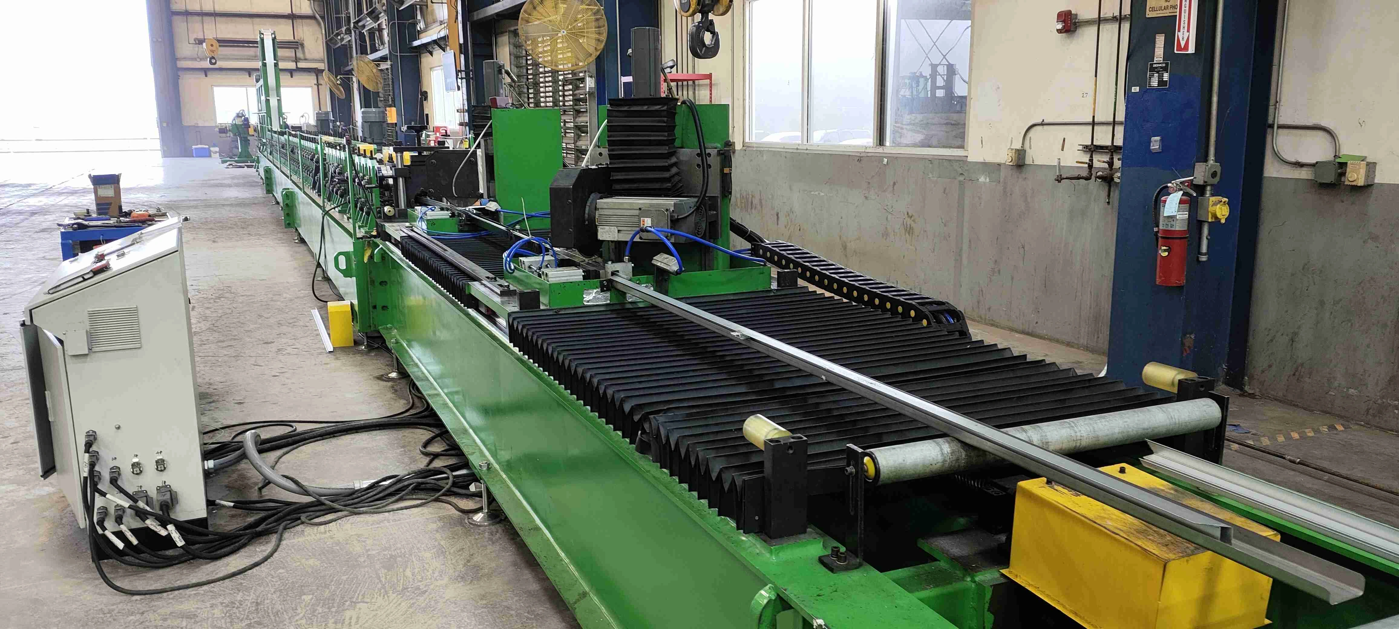 Полностью автоматизированная линия по производству монтажных конструкций для фотоэлектрических панелей с ПЛК удаленной диагностики 5G и системой смены кассет.