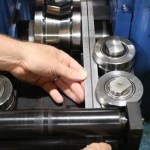 Proceso de alineación y calibración de perfilería de alta precisión en la fábrica de Beli RollForming.