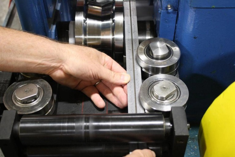 Proceso de alineación y calibración de perfilería de alta precisión en la fábrica de Beli RollForming.