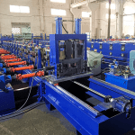 Un técnico muestra cómo calibrar una máquina perfiladora de correas CZ utilizando un nivel láser digital en la planta de ensamblaje de Beli RollForming.