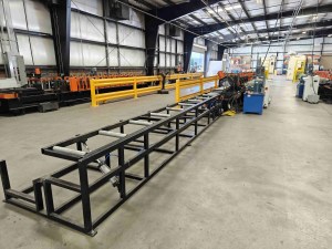 Máquina perfiladora de estanterías de almacenamiento