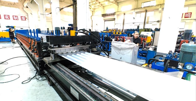 High Speed Roof Panel Roll Forming Machine: Complete Buyer's Guide (2026) 1 yüksek hızlı çatı paneli rulo şekillendirme makinesi